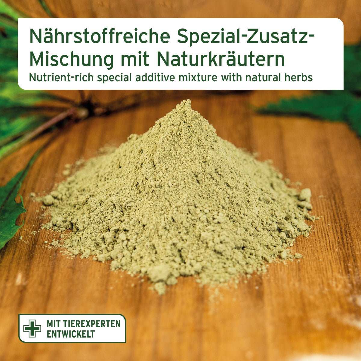 Nährstoffreiches BARF Zusatz Pulver mit Naturkräutern auf Holzuntergrund.