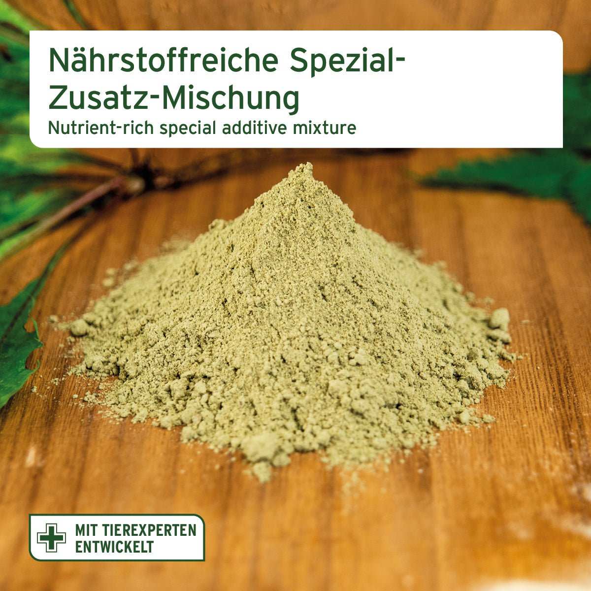 Nährstoffreiche BARF Zusatz-Mischung für Katzen mit Moringa, Taurin und Bierhefe auf Holzuntergrund.