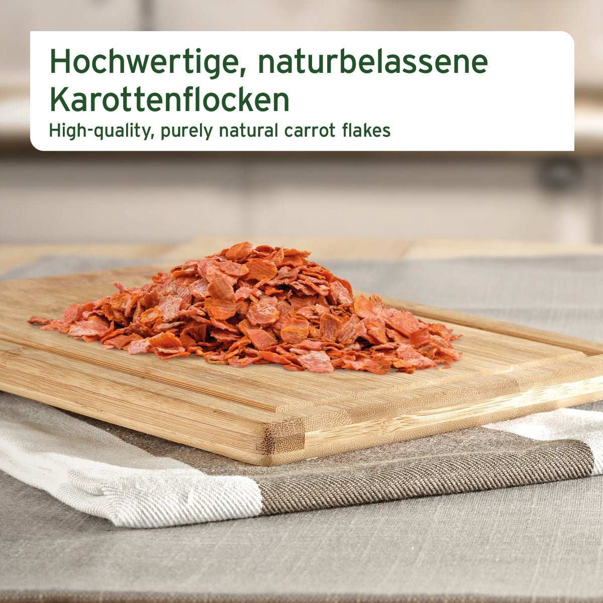 Hochwertige Karotten-Möhrenflocken auf einem Holzbrett, ideal zum Barfen für Hunde.