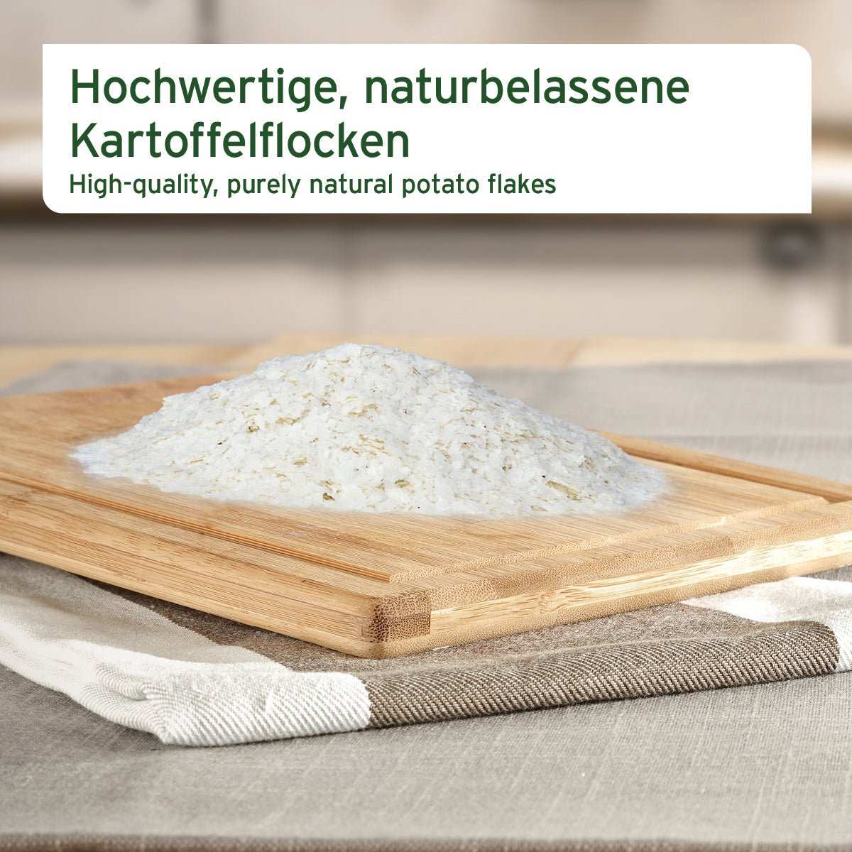 Hochwertige naturbelassene Kartoffelflocken für Hunde auf Holzbrett.