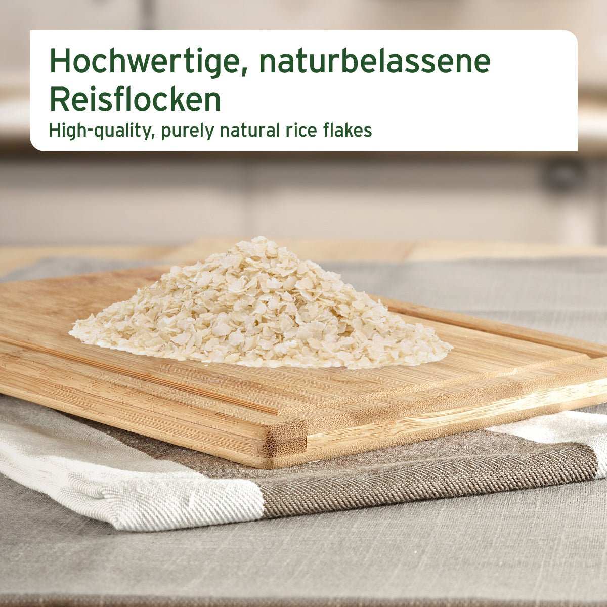 Hochwertige, naturbelassene AniForte Reisflocken für Hunde auf Holzbrett.