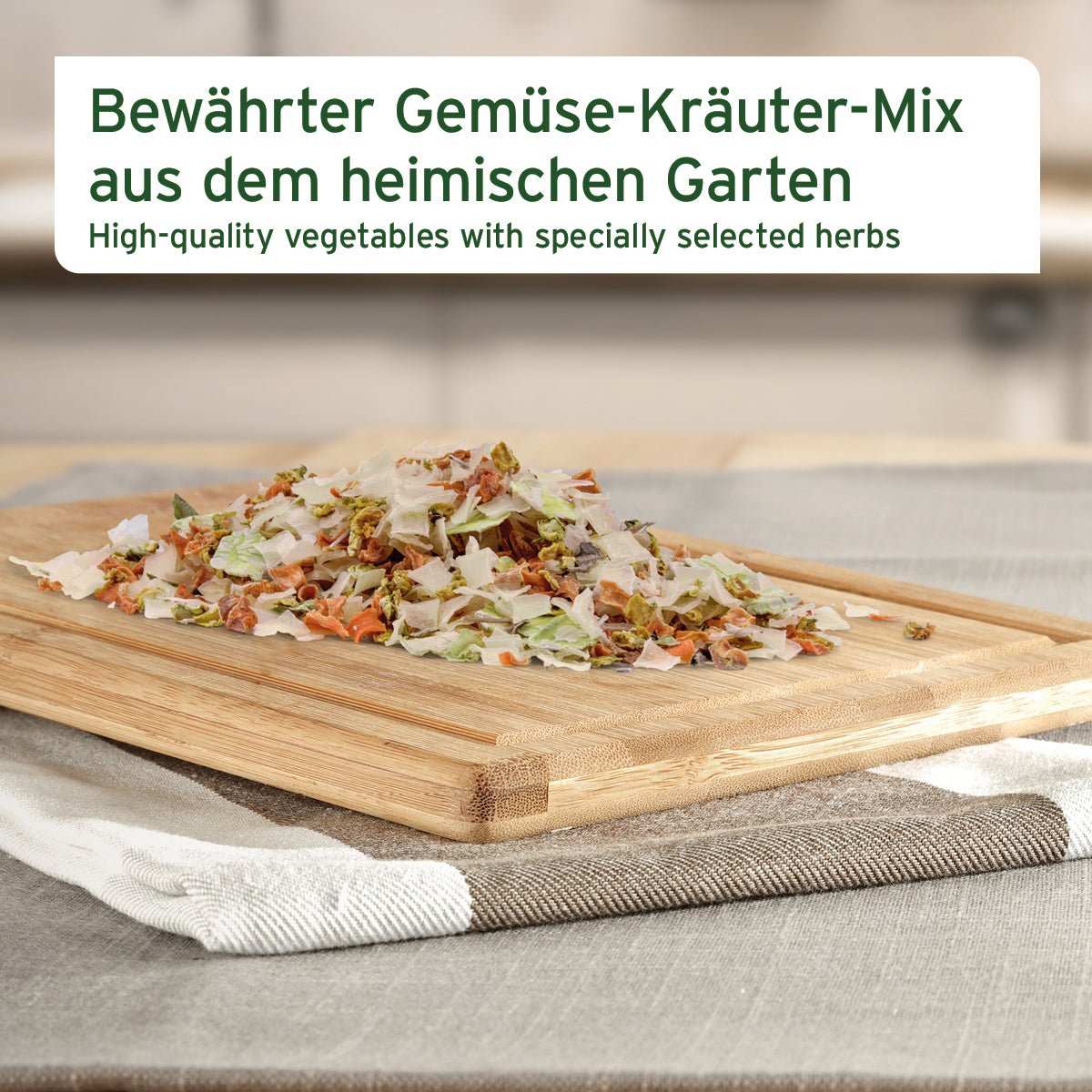 BARF-Line Sommergemüse Variationen für Hunde auf Holzbrett, getreidefrei und ohne künstliche Zusätze.