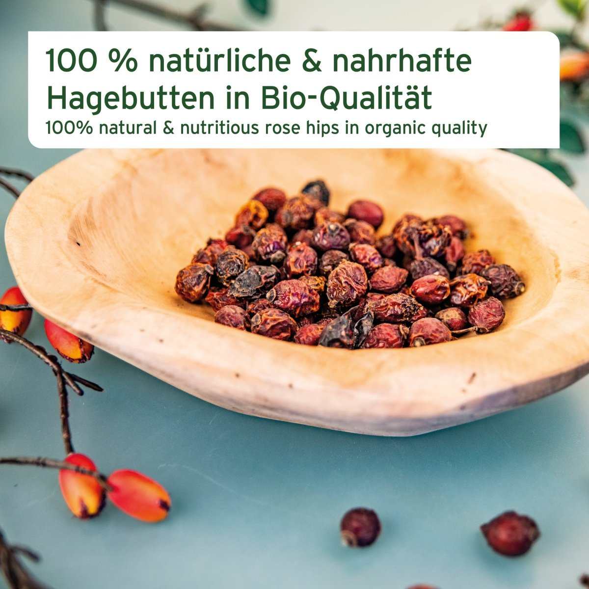 100 % natürliche Bio Hagebutten in Holzschale, unterstützt Gelenke und Immunsystem von Pferden.