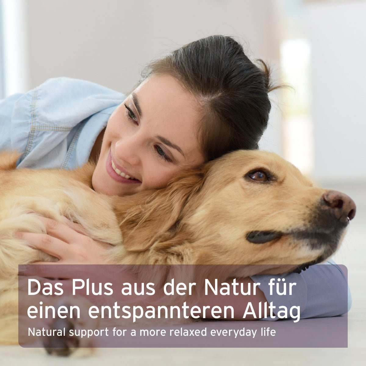 Mensch und Hund kuscheln darunter Text zur Kräutermischung zur Beruhigung für Hunde, natürlich gegen Angst und Stress, AniForte Calm & Relax.