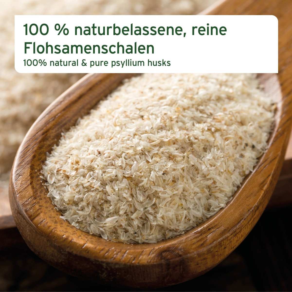 Naturbelassene Flohsamenschalen in Holzschale, unterstützt Verdauung für Pferde und Ponys.