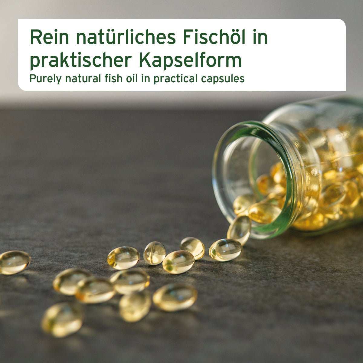 Omega-3 Lachsöl Kapseln für Hunde und Katzen auf einer Oberfläche verstreut, aus einem geöffneten Glas rollend.
