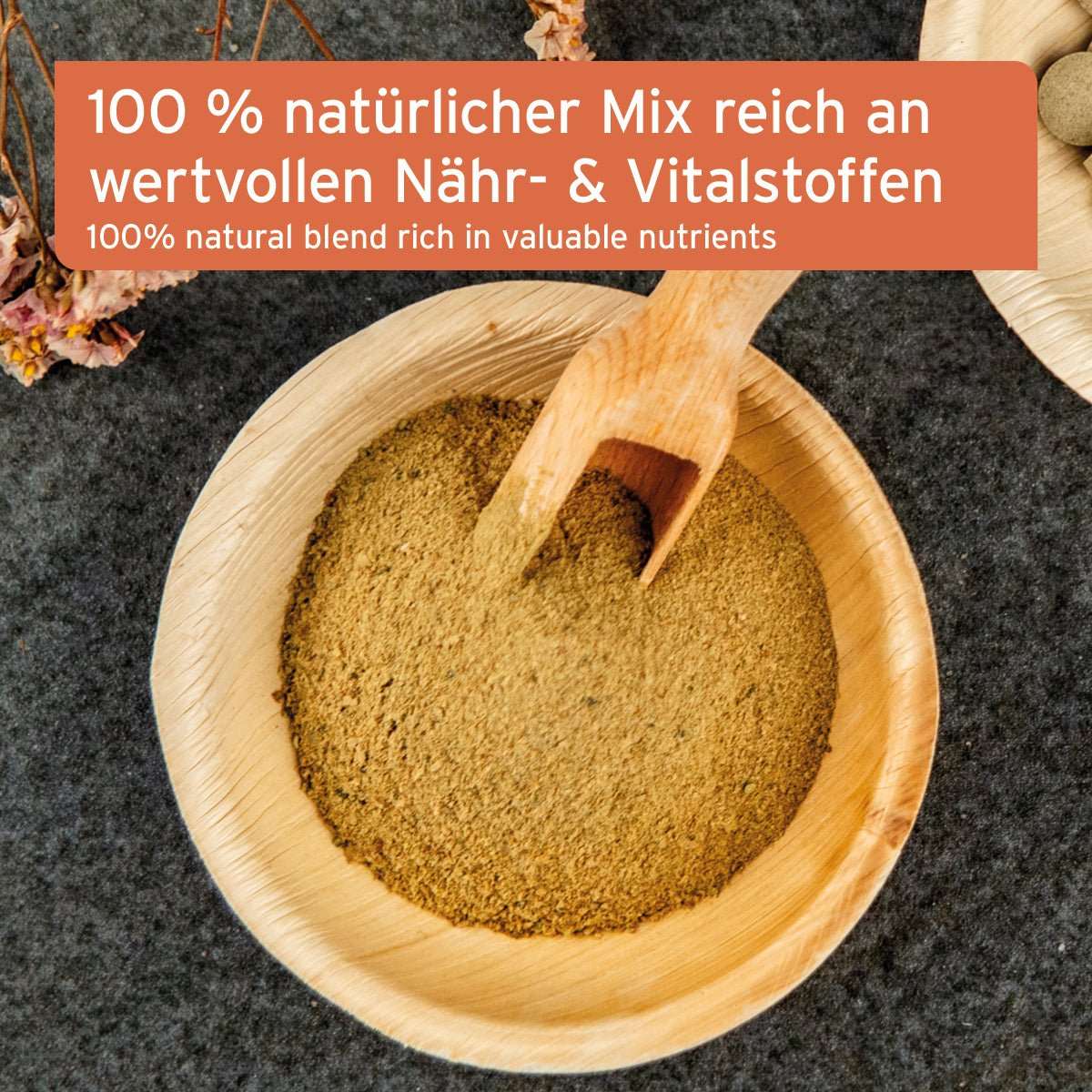 100 % natürlicher Nährstoffmix in Holzschale, MultiVETAL Pulver für Hunde und Katzen.