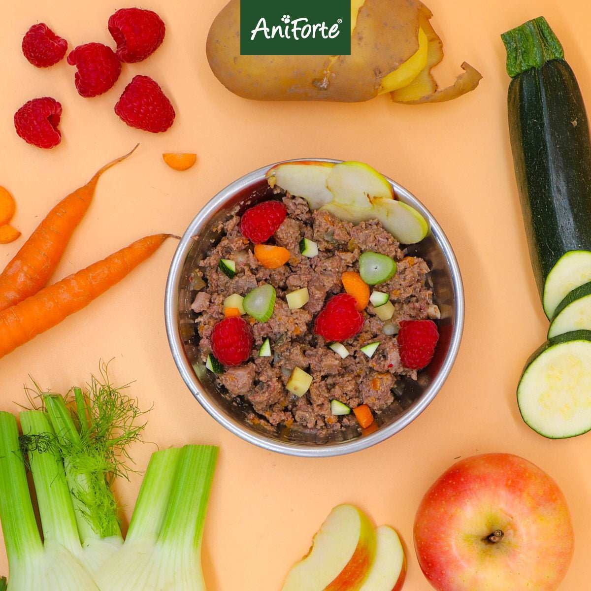 Nassfutter JuniorMenü mit Huhn, Möhren, Zucchini, Fenchel, Kartoffeln, Apfel und Himbeeren, getreidefrei und glutenfrei, für Welpen und Junghunde.