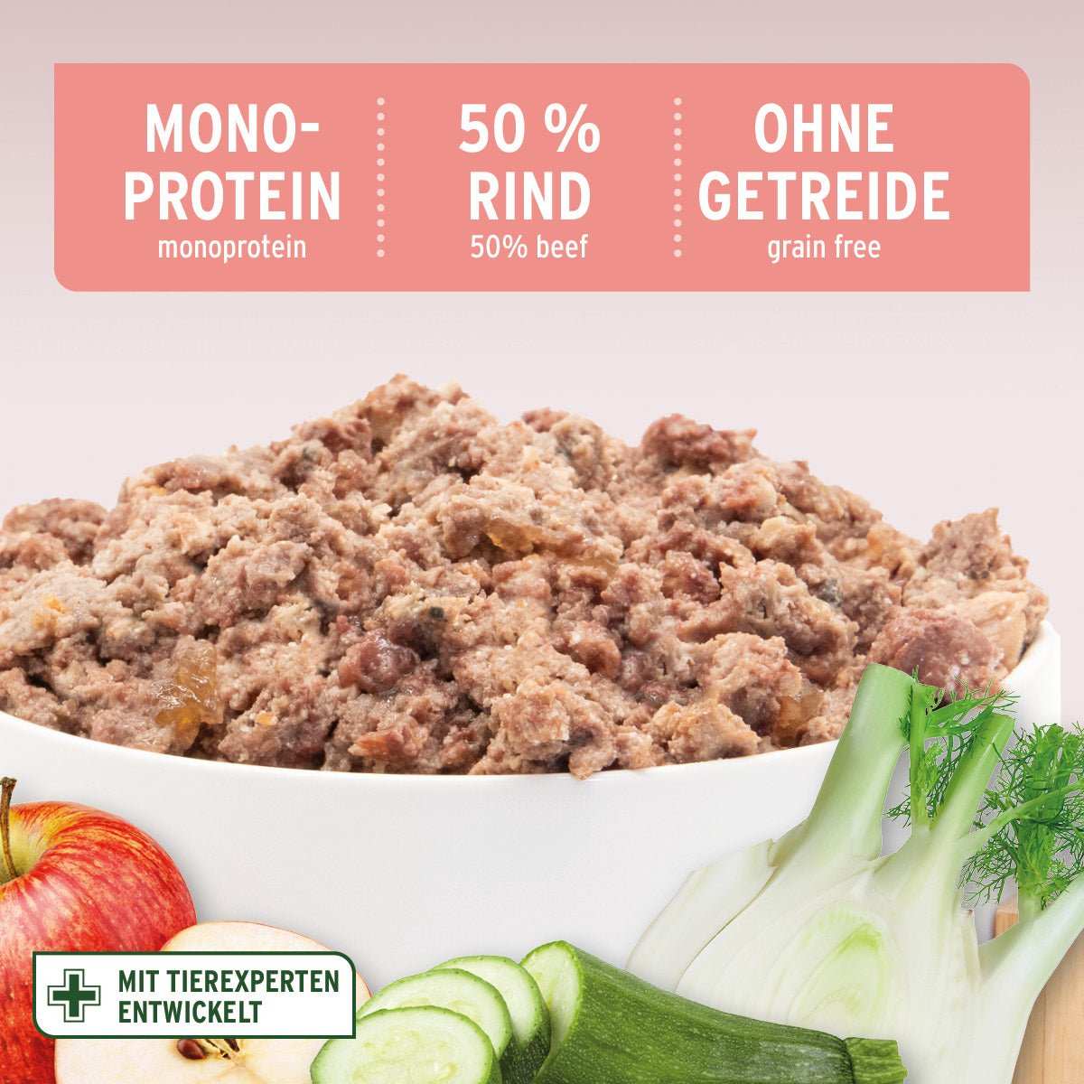 Schale voll mit Nassfutter und Nährwertangabe.