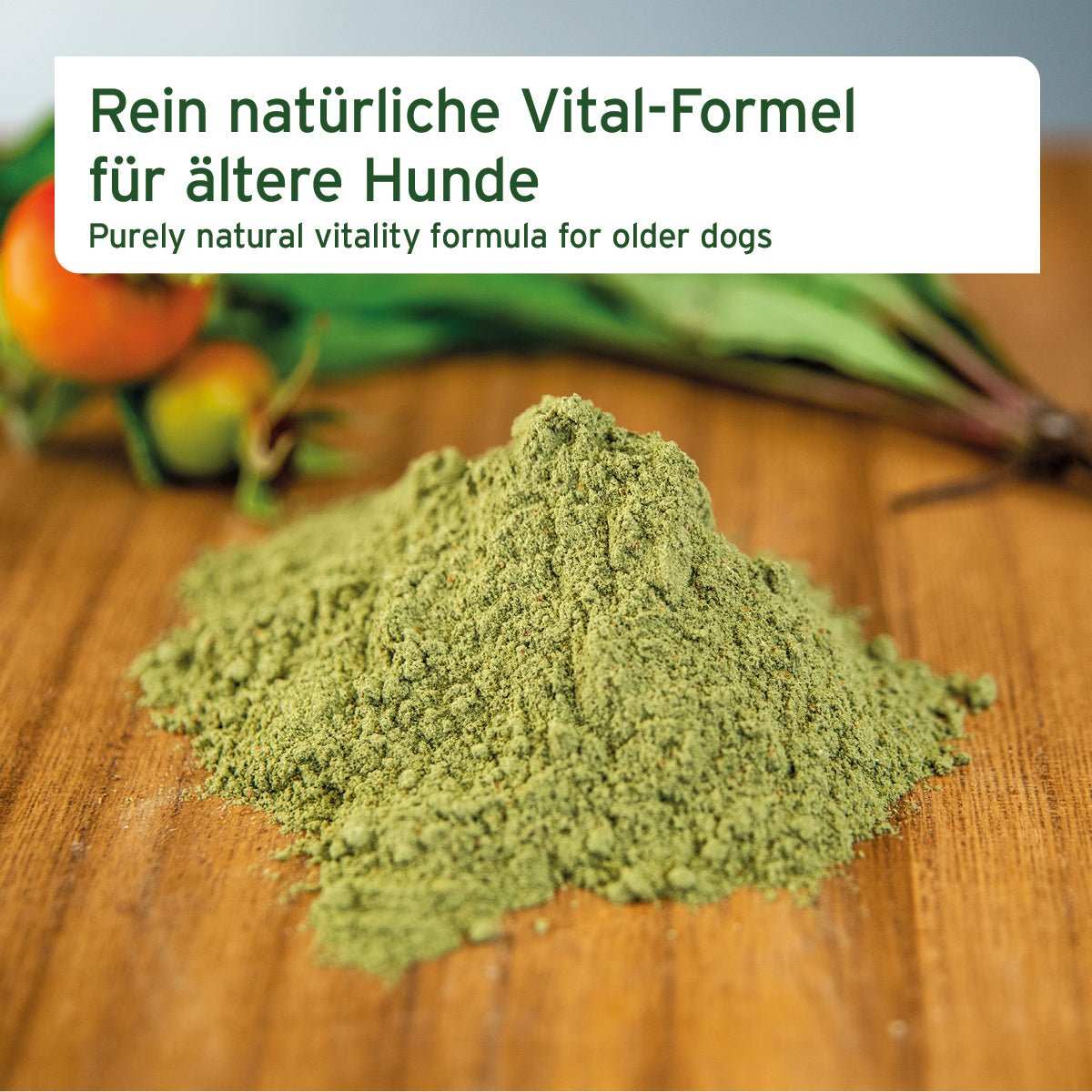 Rein natürliche Vital-Formel für ältere Hunde auf Holztisch, unterstützt Agilität und Immunsystem.