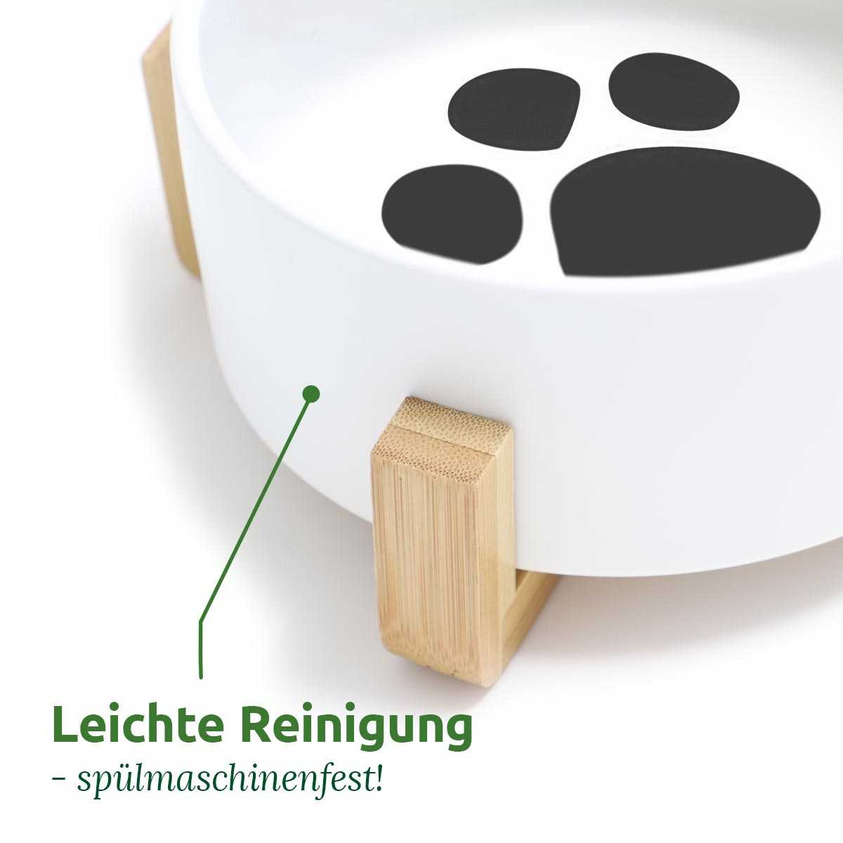 Futternapf aus weißer Keramik mit Pfotenmuster, gestützt von einem Bambusgestell, rutschfest und spülmaschinenfest.