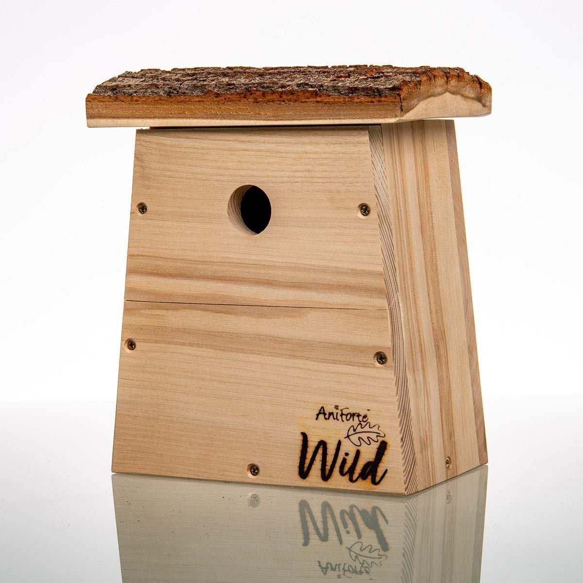 Nistkasten für Blaumeisen aus naturbelassenem Holz mit 28 mm Einflugloch, idealer Schutz für Jungvögel.