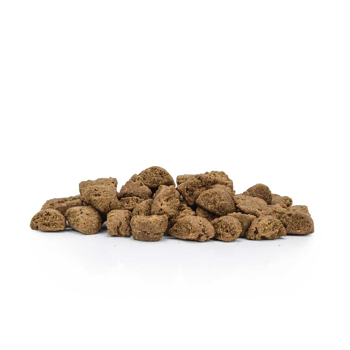 Trockenfutter mit Huhn, Reis und Karotten für Hunde auf weißem Hintergrund.